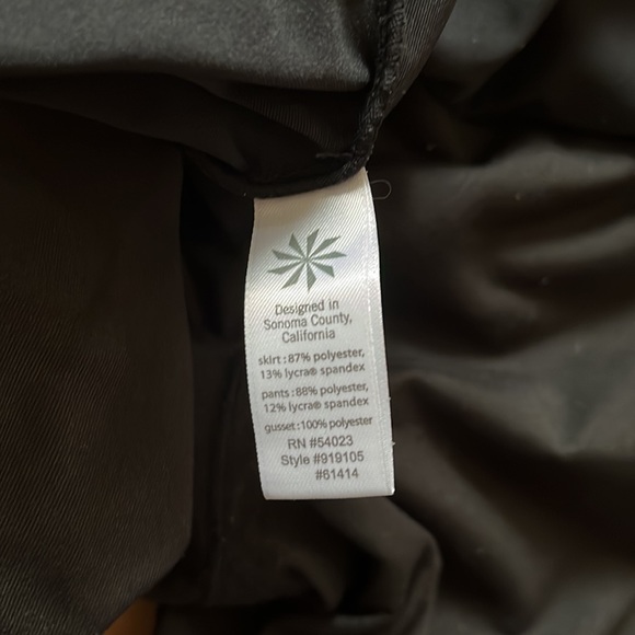 Athleta Cuteness Layered 2 in 1 Skirted Capri Leggings Style 919105 XXS - Picture 3 of 4